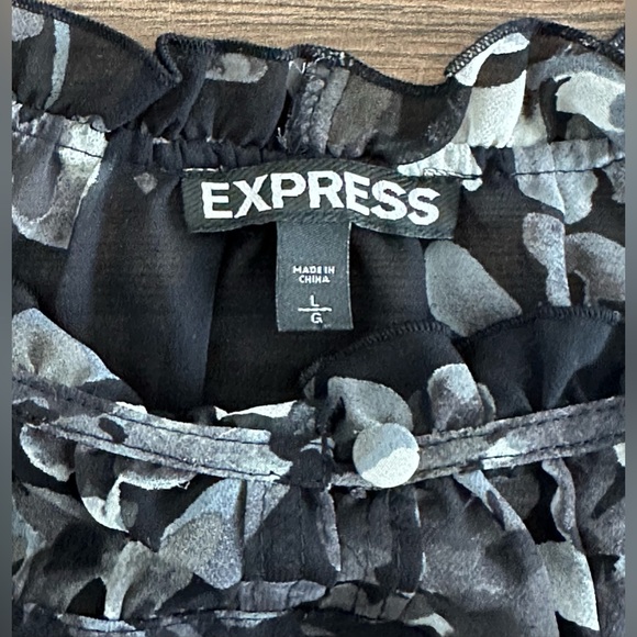 EXPRESS FLORAL RUFFLE TOP. SIZE LARGE - Picture 5 of 6